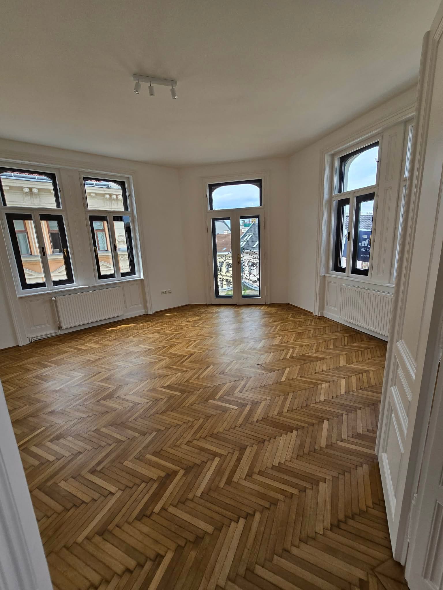 Heller Altbauraum mit hohen Fenstern